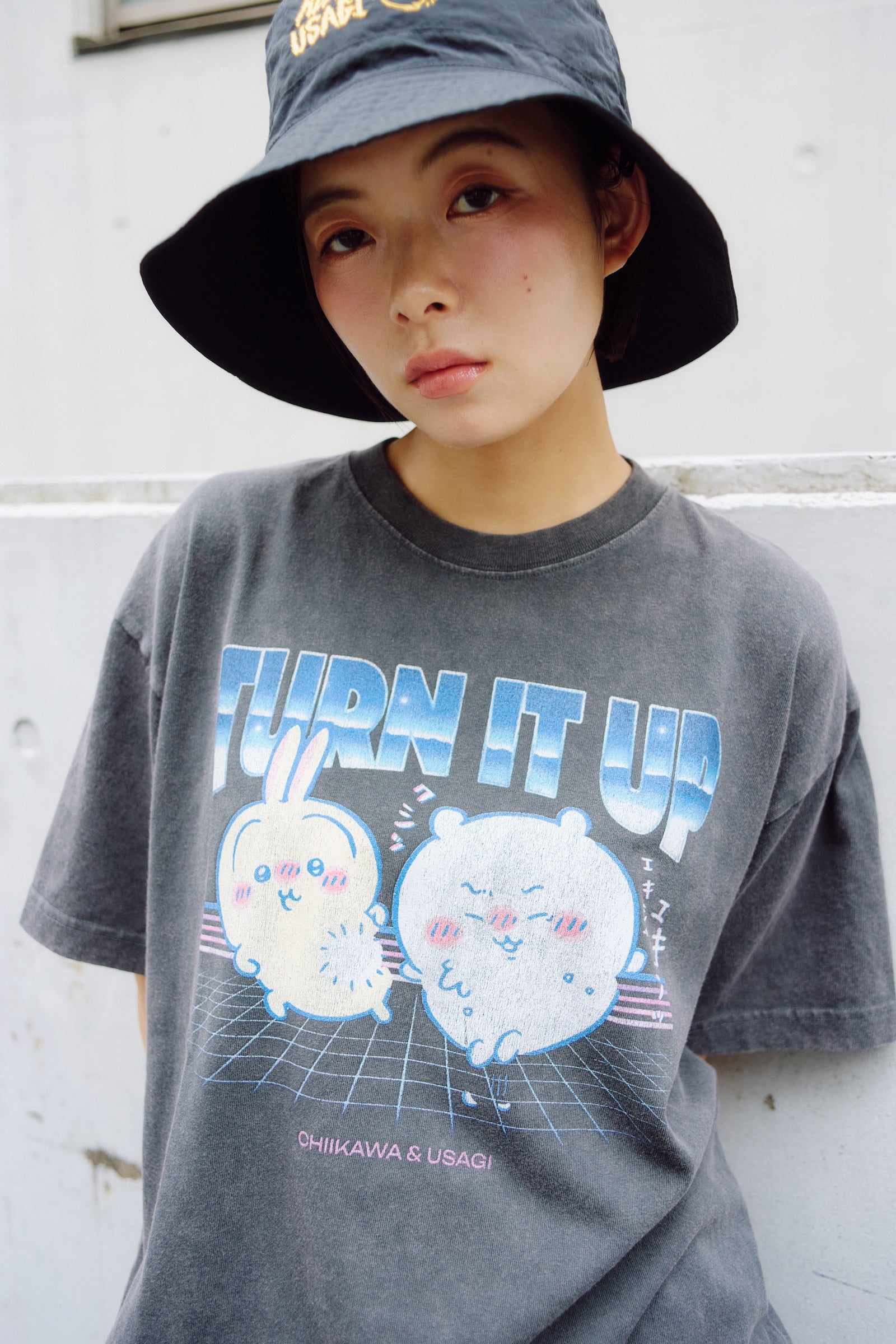ちいかわ Tシャツ TURN IT UP スミ