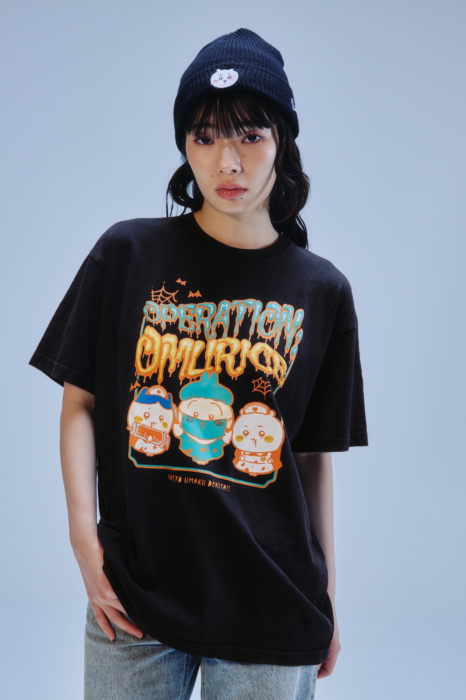 【先行販売】ちいかわ 発泡プリントTシャツ OPERATION:OMURICE ブラック