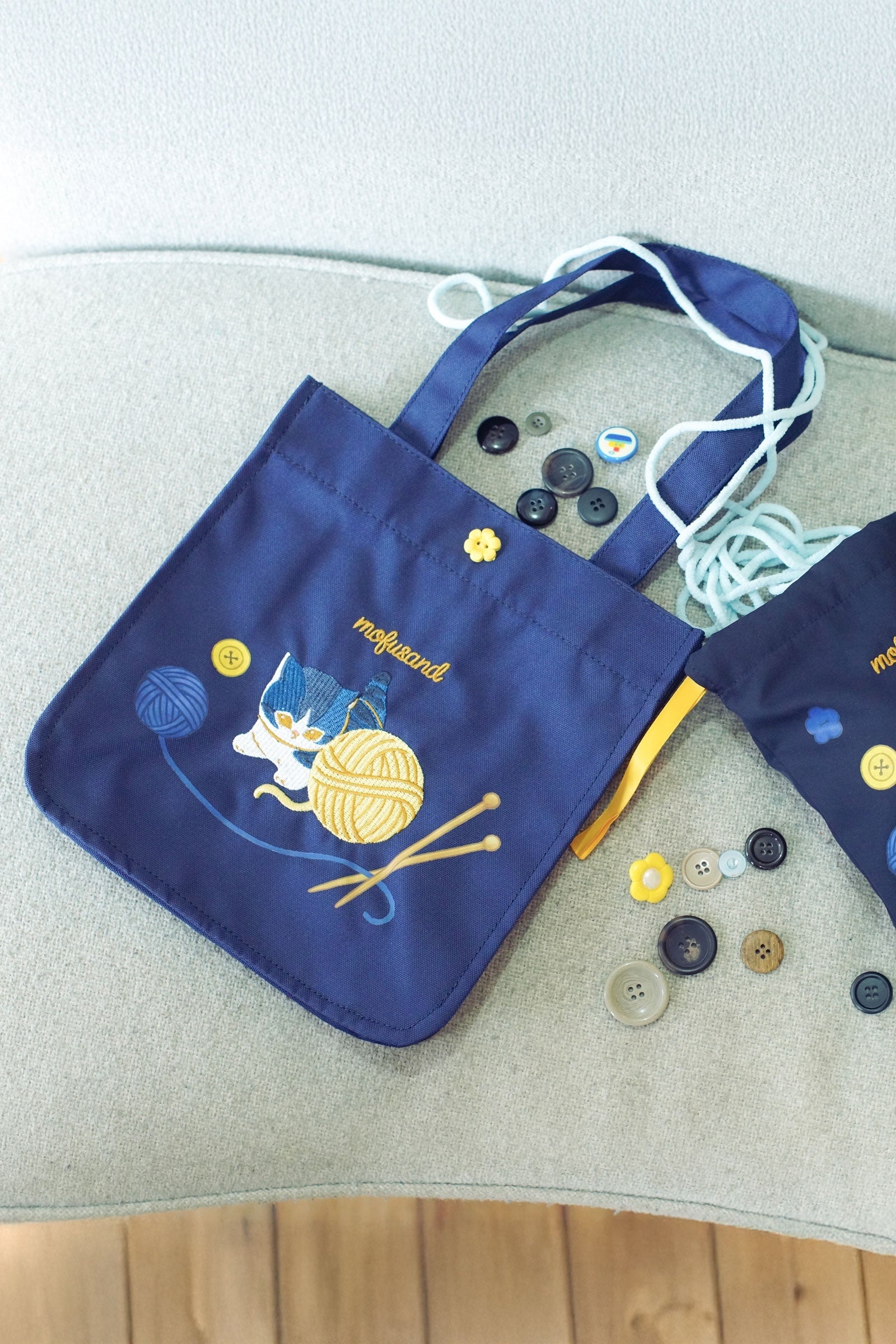 【2BUY10%OFF対象商品】mofusand ランチトートバッグ 毛糸玉 じゃれにゃん ネイビー