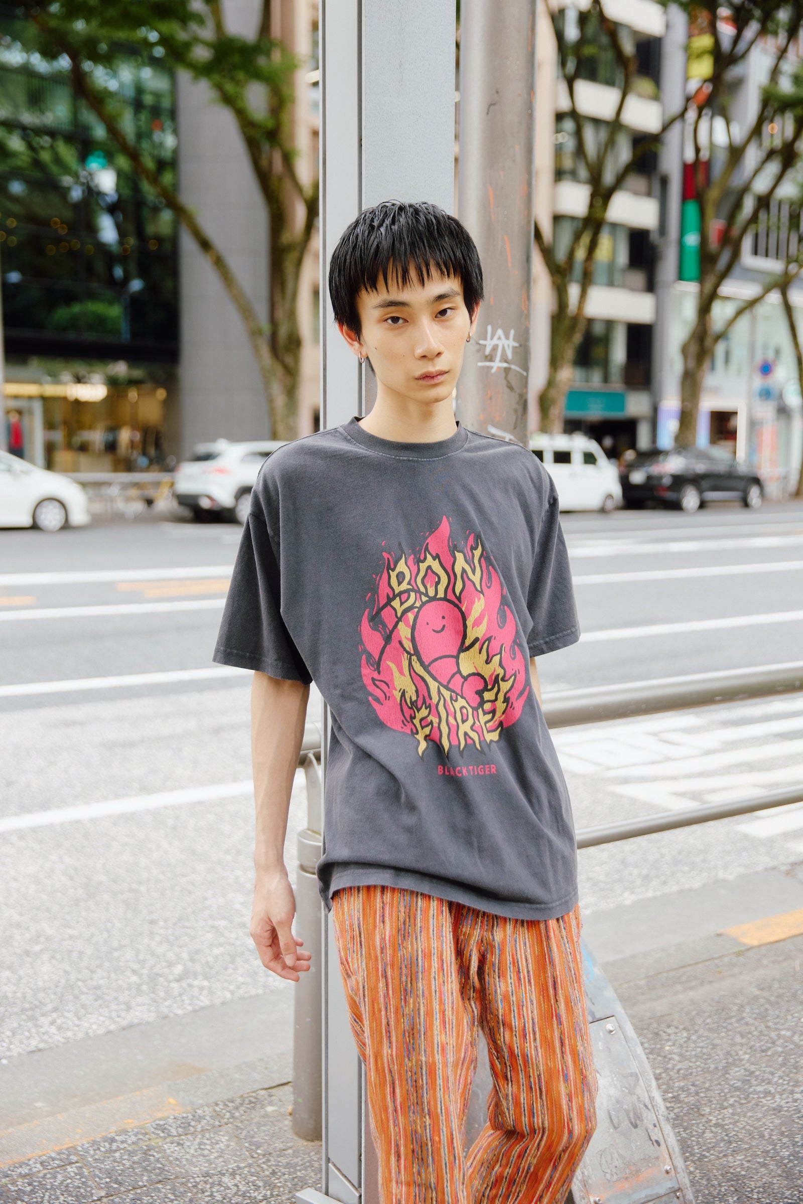 【7月中旬以降お届け】ホワイトタイガーとブラックタイガー Tシャツ ブラックタイガー BONFIRE スミ