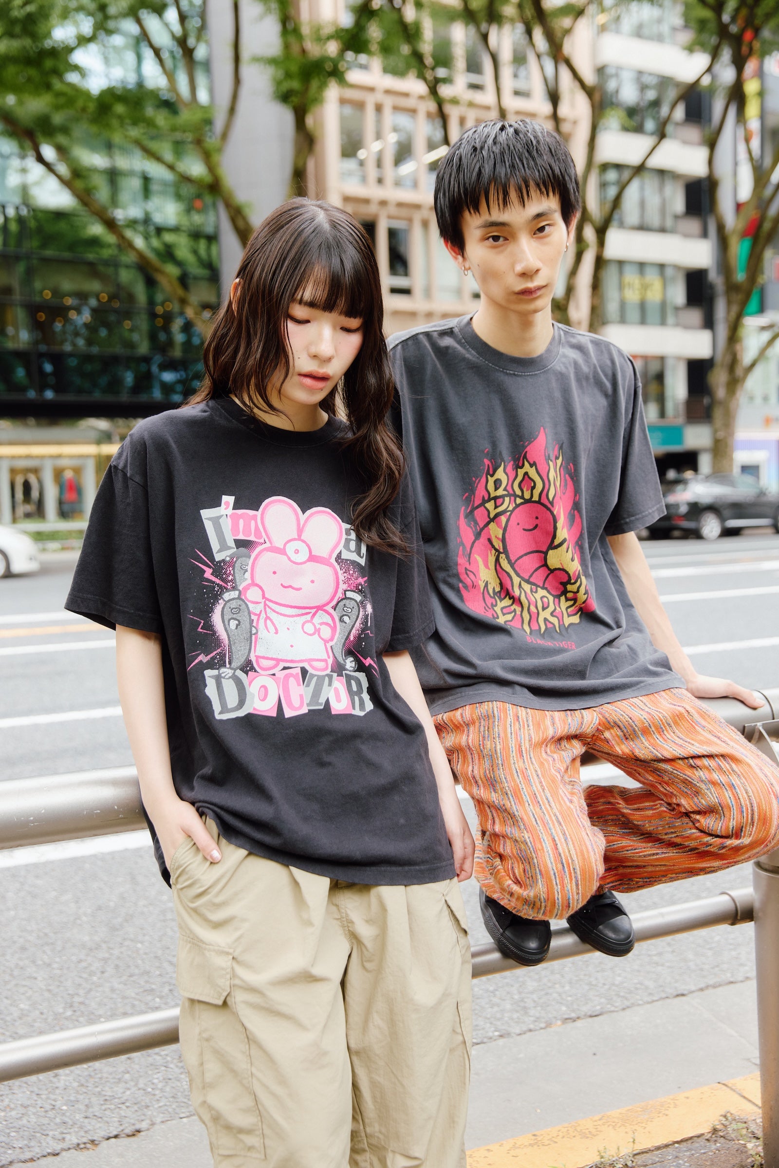 【7月中旬以降お届け】ホワイトタイガーとブラックタイガー Tシャツ うさぎ先生 I’m a Doctor ブラック